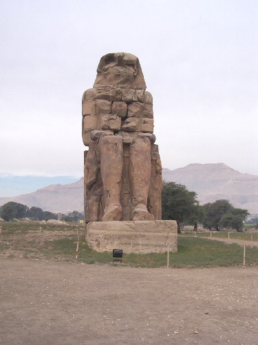 Seuls vestiges du temple, les deux Colosses de Memnon.